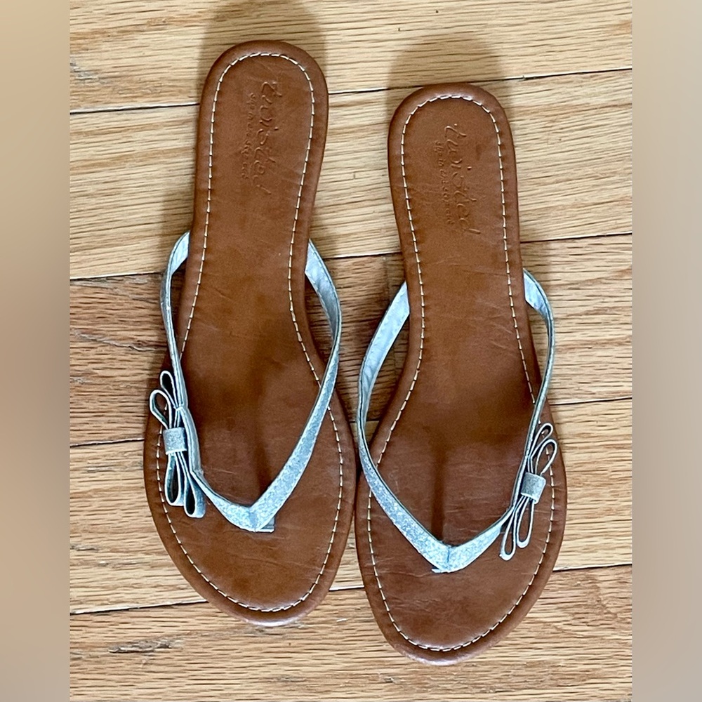 Thong sandals with silver glittery straps with bows, like new